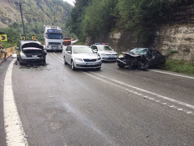 Trafic îngreunat pe Valea Oltului,  duminică după amiază în urma unui accident rutier în care cinci persoane au fost rănite