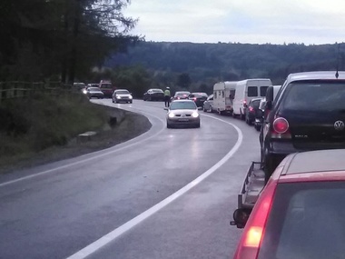 Braşov: Cinci răniţi după ce un microbuz şi un autoturism s-au ciocnit frontal pe DN1, la Perşani. În zonă plouă torenţial