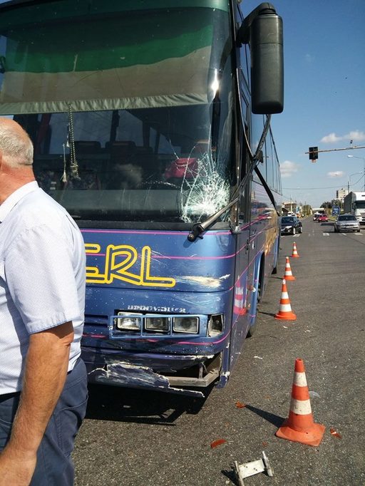 Prahova: O persoană a fost grav rănită într-un accident în care au fost implicate un autoturism şi un autocar cu 50 de pasageri