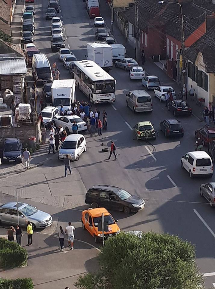 Accident cu cinci autovehicule în municipiul Sibiu, traficul într-o intersecţie fiind blocat
