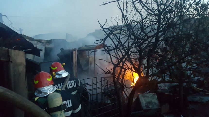 Incendiu la un service auto din comuna Brăneşti, judeţul Ilfov. Hala s-a prăbuşit, o persoană fiind rănită şi două maşini arzând în totalitate