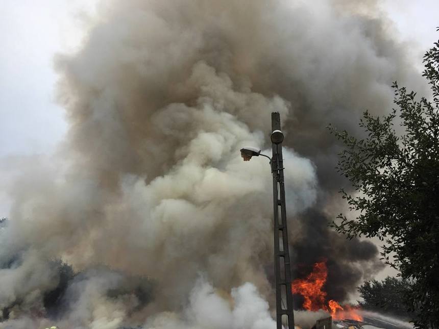 Incendiu puternic la un depozit de deşeuri electrocasnice de la marginea oraşului Timişoara. FOTO, VIDEO