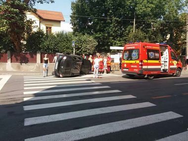 Cinci răniţi, între care doi copii, după ce două maşini s-au ciocnit într-o intersecţie din municipiul Sibiu