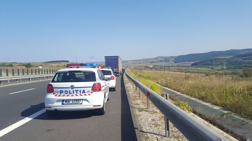 Sibiu: Poliţist în stare critică, preluat de un elicopter SMURD, după ce a fost lovit de un TIR pe banda de urgenţă a autostrăzii