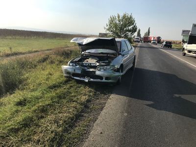 Un bărbat a murit carbonizat şi două persoane au fost rănite, după ce trei autovehicule s-au ciocnit pe DN 2 B, în Buzău. FOTO