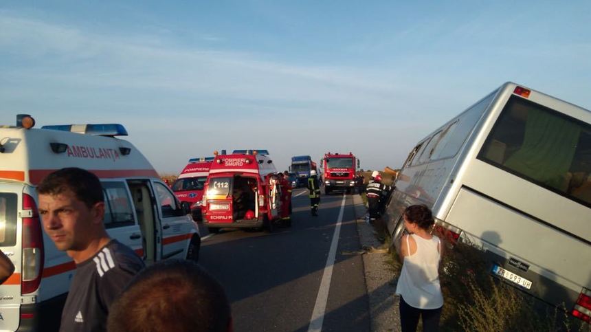 UPDATE - Satu-Mare: Treisprezece persoane au fost rănite în urma unui accident în care a fost implicat un autocar cu 36 de pasageri sârbi. Autorităţile au declanşat Planul roşu de intervenţie. FOTO/ VIDEO