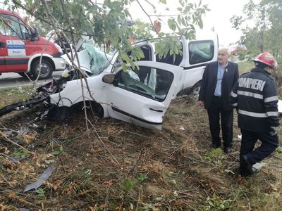 Fiul unui consilier local din Arad a avariat două autoturisme în 24 de ore, fiind implicat în două accidente pe acelaşi drum. Tânărul este grav rănit. FOTO
