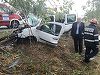 Fiul unui consilier local din Arad a avariat două autoturisme în 24 de ore, fiind implicat în două accidente pe acelaşi drum. Tânărul este grav rănit. FOTO