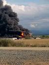 Locatarii din cinci blocuri sunt evacuaţi din cauza incendiului de la fabrica de vopseluri din Orăştie