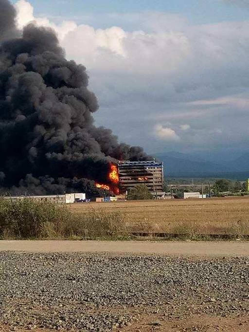 Locatarii din cinci blocuri sunt evacuaţi din cauza incendiului de la fabrica de vopseluri din Orăştie