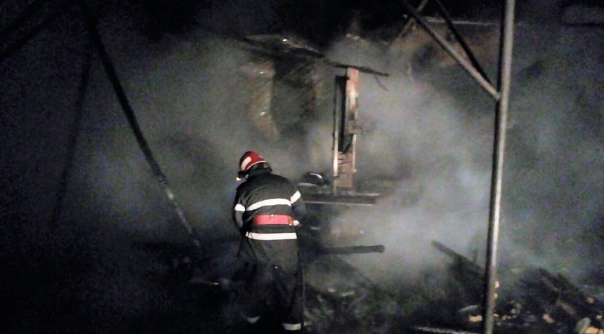 Argeş: Hală în care se prelucra lemn amplasată în apropierea unui rezervor cu motorină, distrusă de un incendiu