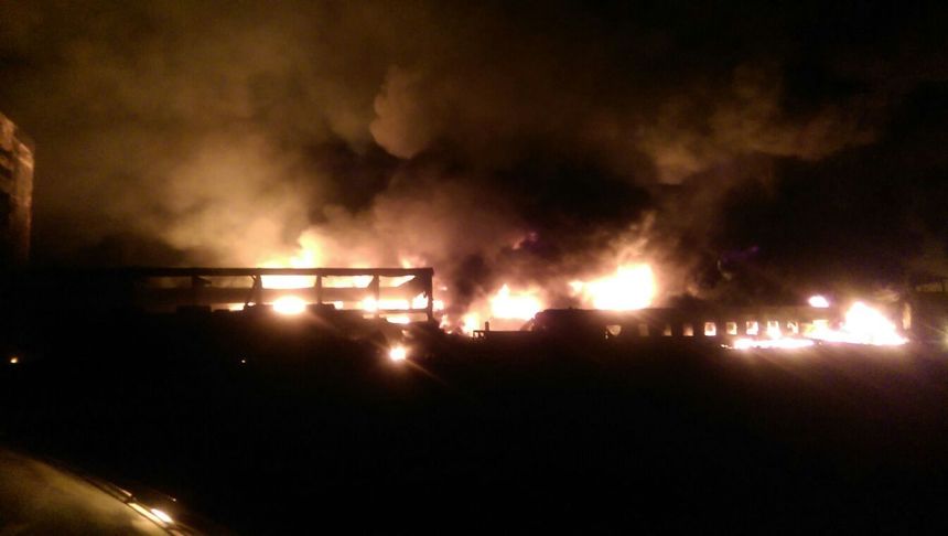 Intervenţia pentru stingerea incendiului de la fabrica de vopseluri din Orăştie continuă pe durata nopţii. ISU: A fost redusă aria afectată