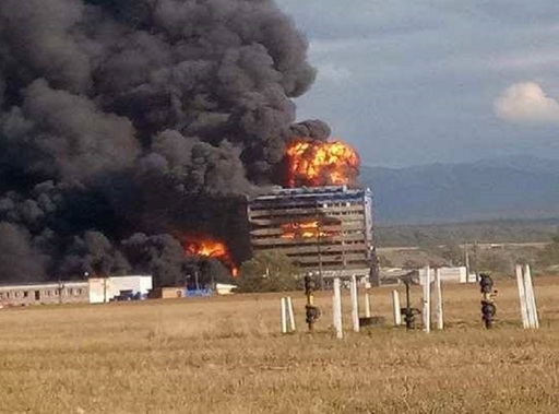 Incendiul de la fabrica Terpena din Orăştie, nestins încă. Sute de oameni au fost evacuaţi din case din cauza fumului şi şi-au petrecut noaptea la Sala de sport sau la rude. VIDEO/FOTO