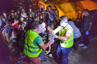 Peste 150 de migranţi din Iran şi Irak se aflau pe nava eşuată pe Marea Neagră; ambarcaţiunea a ajuns în Portul Midia. FOTO/ VIDEO
