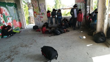 Timişoara: 23 de migranţi din Irak, printre care şi copii, depistaţi de poliţiştii locali într-o clădire dezafectată