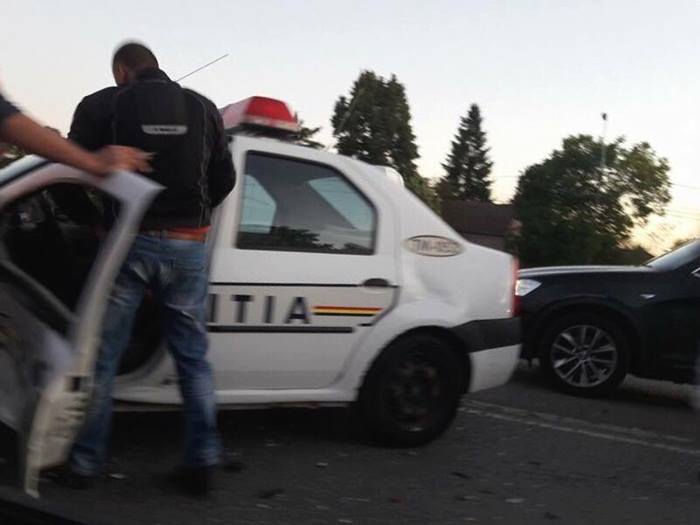 Timişoara: Doi poliţişti, răniţi după ce autospeciala cu care mergeau la o intervenţie a fost lovită de o altă maşină