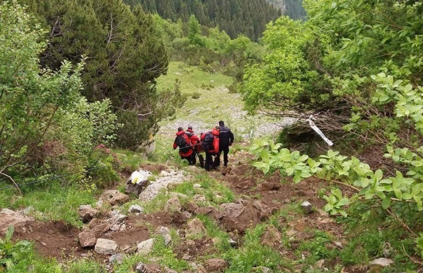 Intervenţie a salvamontiştilor în cazul unei turiste căzute într-o prăpastie în apropierea Cascadei Urlătoarea din Bucegi