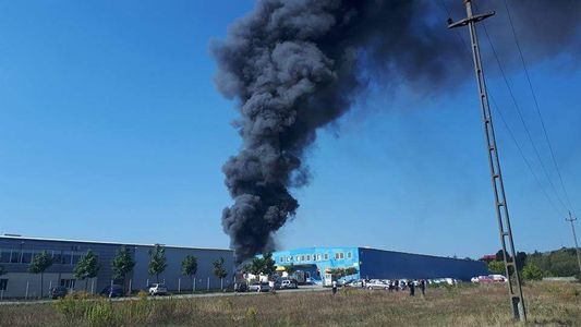 Incendiu puternic la o fabrică de mobilă din Reghin