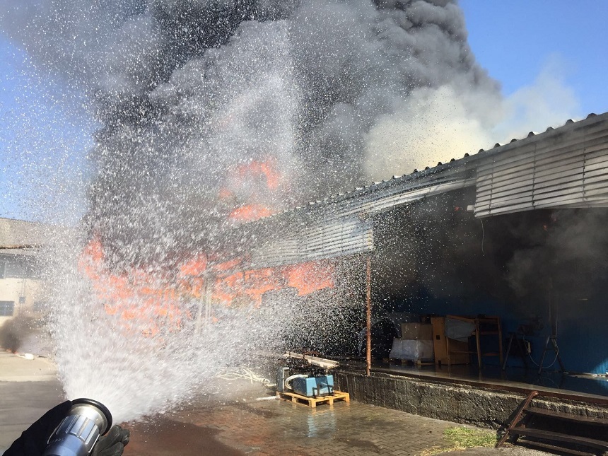 Incendiul izbucnit la o fabrică de mobilă din Reghin a fost stins. FOTO