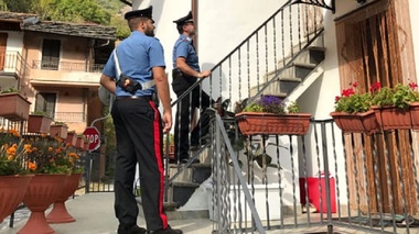 O româncă de 31 de ani din Torino şi-a înjunghiat fiica de şase ani şi apoi s-a sinucis