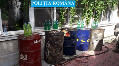 Constanţa: Trei persoane, prinse în timp ce transportau peste o tonă şi jumătate de motorină furată din nave care tranzitează Dunărea

