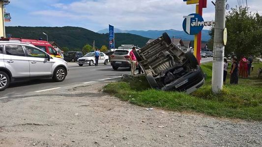 Sibiu: Microbuz cu trei pasageri, răsturnat pe DN 7 după ce a acroşat un biciclist ce a traversat neregulamentar