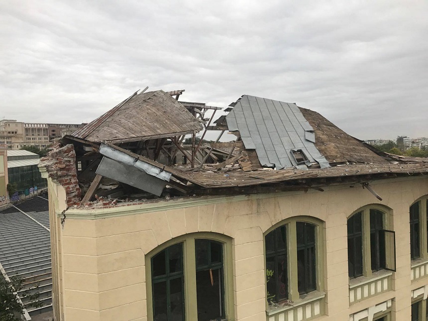 O bucată din acoperişul fostei fabrici de bere Rahova a căzut pe carosabil, fiind solicitată intervenţia ISU. FOTO