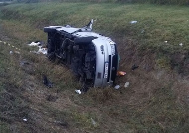 Şase persoane care se întorceau în ţară din Austria, rănite, după ce microbuzul în care se aflau s-a răsturnat în judeţul Timiş. FOTO