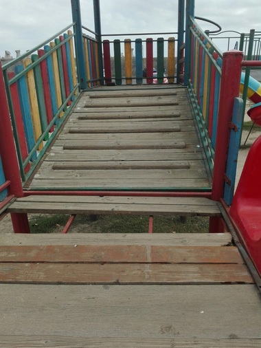 Constanţa: Loc de joacă închis temporar de Protecţia Consumatorilor, după ce un copil a căzut printre scândurile structurii unui tobogan. VIDEO