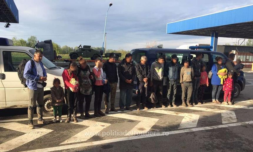 Arad: Grup format din 17 migranţi din Irak şi Iran, depistat pe câmp la frontiera cu Ungaria. VIDEO