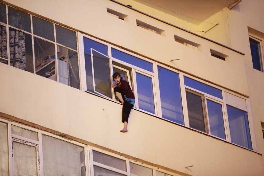 Buzău: Femeia care ameninţa că se aruncă de la etajul al cincilea, coborâtă de pompieri