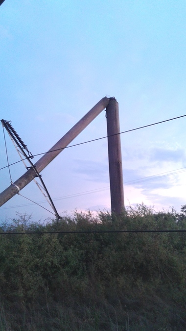 Mii de gospădării din Vrancea şi Dâmboviţa, fără curent electric în urma furtunii