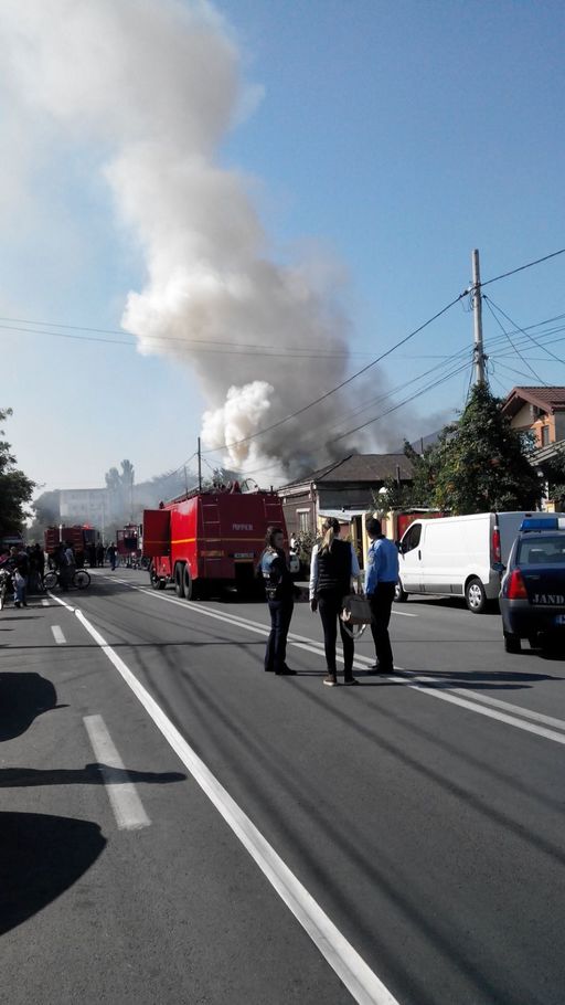 Şase case din Brăila, cuprinse de un incendiu puternic