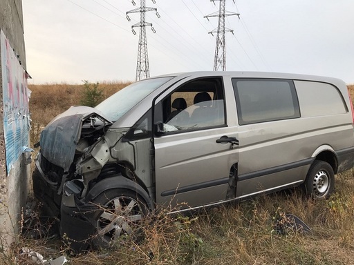 Constanţa: Un bărbat fără permis a murit după ce a intrat cu maşina într-un cap de pod

