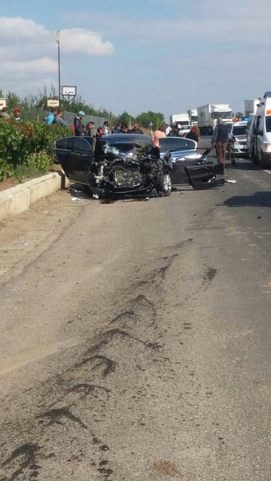 Vrancea: Un mort şi patru răniţi, între care doi în stare gravă, după ce două autovehicule  s-au ciocnit pe DN 2