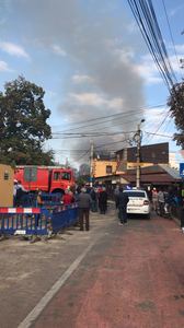 Pompierii intervin pentru stingerea unui incendiu puternic izbucnit la două case din Capitală. FOTO