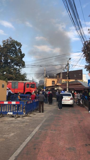 Pompierii intervin pentru stingerea unui incendiu puternic izbucnit la două case din Capitală. FOTO