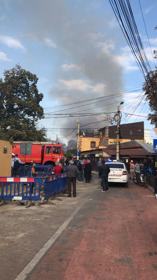 Pompierii intervin pentru stingerea unui incendiu puternic izbucnit la două case din Capitală. FOTO