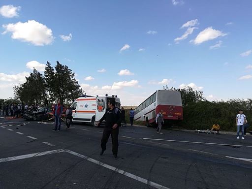 Constanţa: Un tânăr de 24 de ani a murit după ce a intrat cu maşina într-un copac