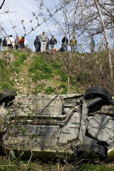 Sibiu: Trei răniţi, după ce o maşină a căzut într-o râpă de aproape o sută de metri, una dintre victime fiind intubată