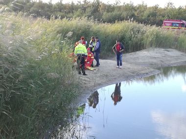 Arad: Un băiat de 15 ani a murit înecat într-un lac, martor fiind un copil de şapte ani