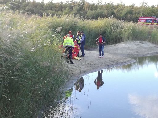Arad: Un băiat de 15 ani a murit înecat într-un lac, martor fiind un copil de şapte ani