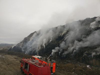 Groapa de gunoi a Clujului arde de 12 ore; pompierii au dificultăţi în alimentarea cu apă, hidranţii neavând presiune. FOTO, VIDEO