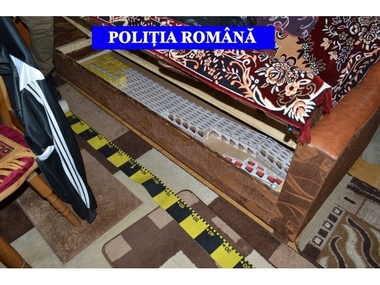 Trei bărbaţi sunt cercetaţi pentru contrabandă, după ce poliţiştii au descoperit aproape un milion de ţigări într-un TIR