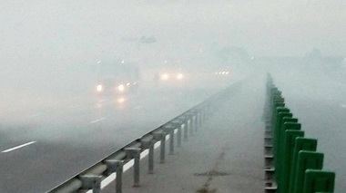 Vizibilitate extrem de scăzută pe A2, din cauza unui incendiu de vegetaţie