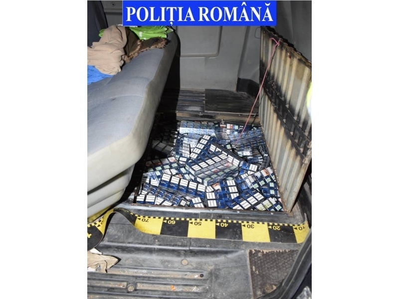 Aproape 100.000 de ţigări de contrabandă, confiscate de la un bărbat care le ascunsese sub bancheta maşinii