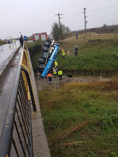 Dâmboviţa: O macara s-a răsturnat pe DN 72. Şoferul a murit