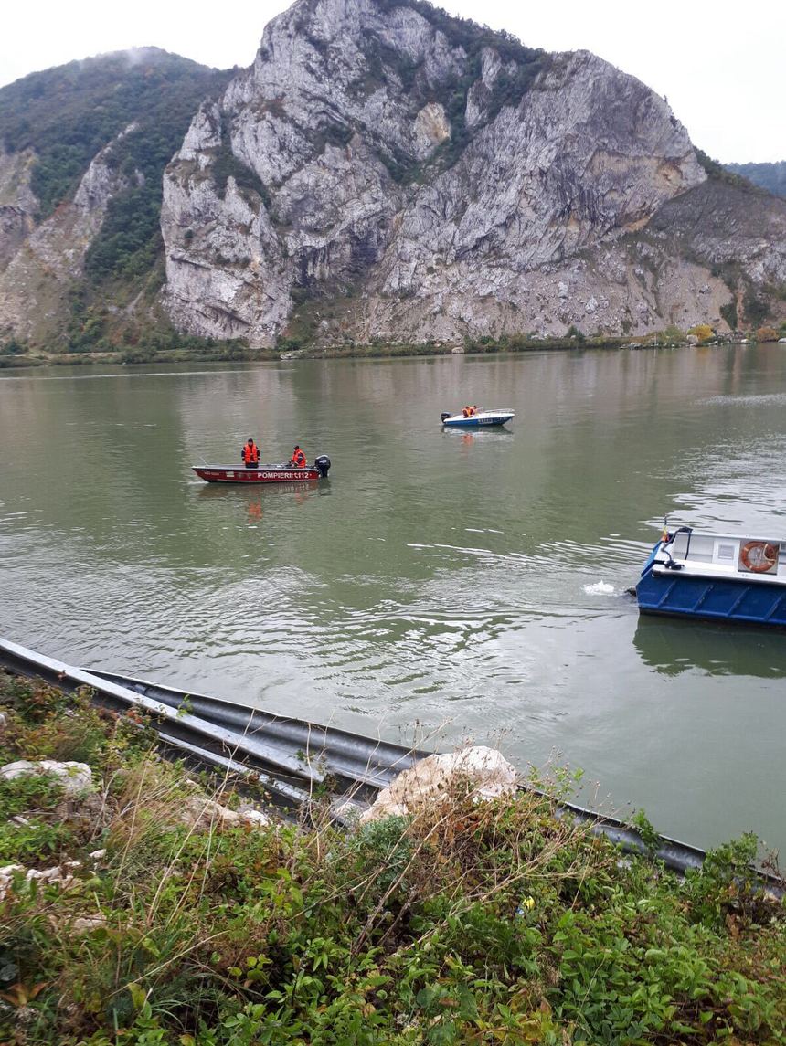 Caraş-Severin: Scafandrii au oprit căutările persoanelor care s-ar afla în maşina căzută în Dunăre