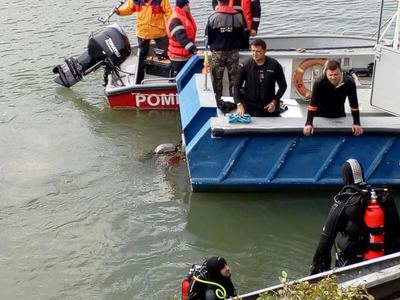 Şoferul care a căzut cu maşina în Dunăre avea permis de conducere de şapte luni. Familia dispărută este căutată şi duminică de către scafandri