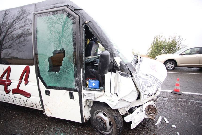 Microbuz cu 13 pasageri la bord, implicat într-un accident rutier pe şoseaua de centură a Buzăului; patru oameni au fost răniţi. FOTO